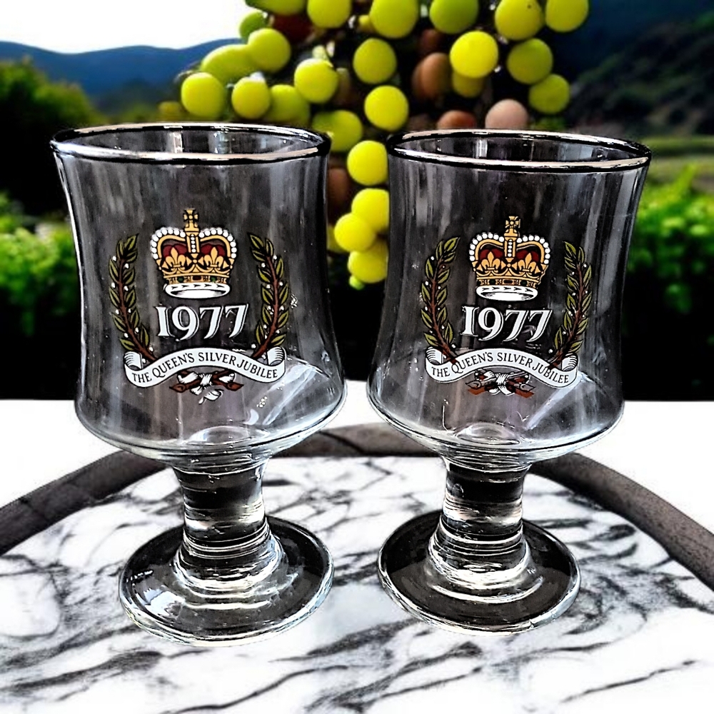 2 Queen Elizabeth II Silver Jubilee Coupe Glasses Wine Cordial‎ Souvenir Goblet